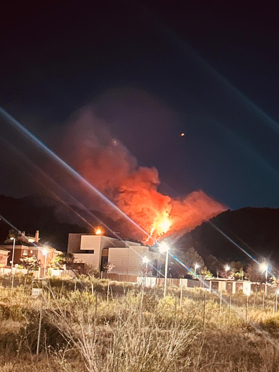 MeteoSE's tweet photo. Nos llegan imágenes de un incendio forestal declarado hace unos momentos en el entorno del @ElVallePR 

⚠️ Datos de meteorología estación Pico Relojero

https://t.co/nUKw778qzP https://t.co/eNlFLh2JBw