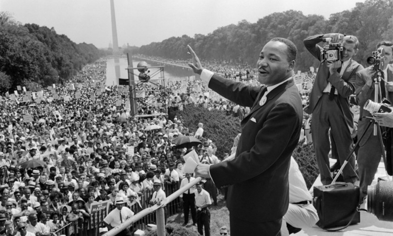 KilasMasa's tweet photo. Di Lincoln Memorial di Washington DC, gerakan hak sipil Afrika-Amerika mencapai puncaknya ketika Martin Luther King Jr. menyampaikan pidatonya yang berjudul "I Have a Dream" dihadapan sekitar 250.000 orang yang hadir dalam March on Washington for Jobs and Freedom. https://t.co/toVGGNMQuR