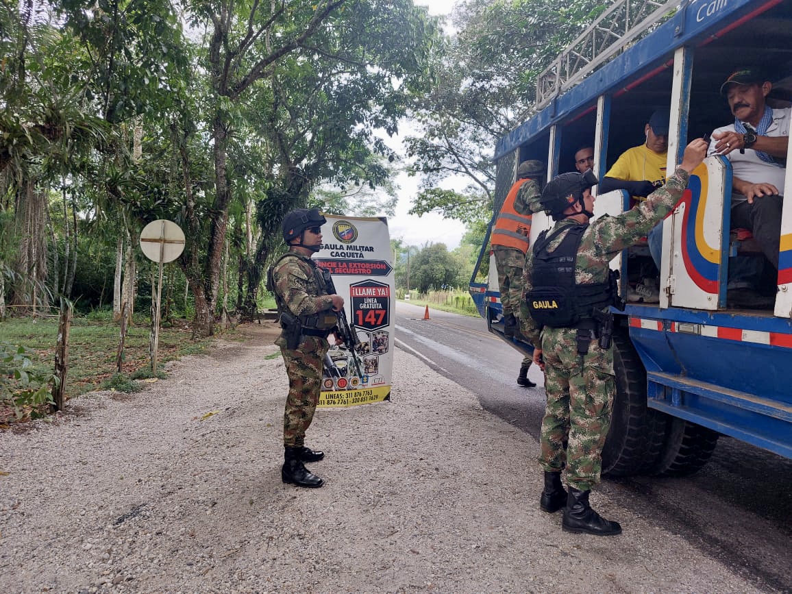 Ejercito_Div6's tweet photo. El @GaulaMilitares #Caquetá realiza cada día jornadas de prevención en las que explican a la comunidad la importancia de denunciar a tiempo delitos como el secuestro y la extorsión en la #Línea147.

#ProtegemosLaVida https://t.co/7X6XzPZGRT