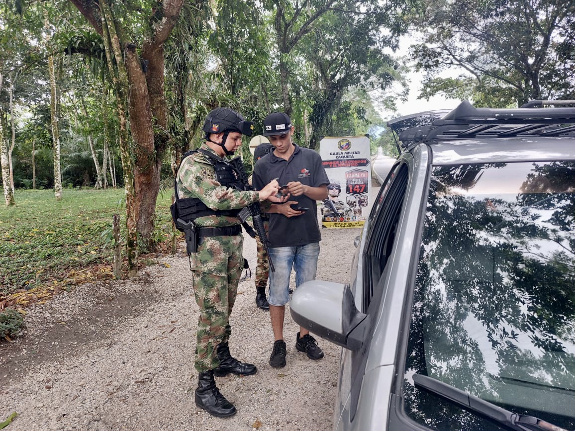 Ejercito_Div6's tweet photo. El @GaulaMilitares #Caquetá realiza cada día jornadas de prevención en las que explican a la comunidad la importancia de denunciar a tiempo delitos como el secuestro y la extorsión en la #Línea147.

#ProtegemosLaVida https://t.co/7X6XzPZGRT