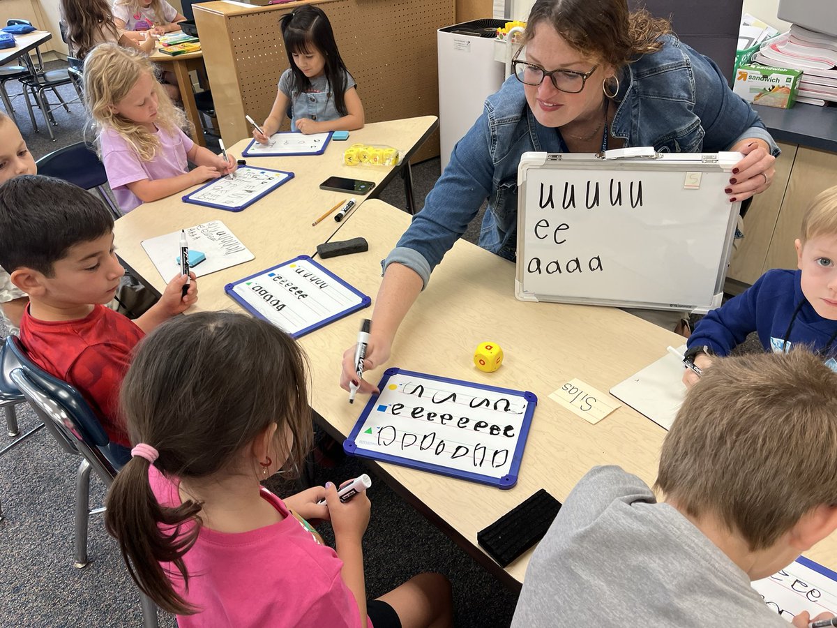 MBaiseyFCPS's tweet image. K students @ThurmontPrimary practiced working in a group &amp;amp; by themselves on their first day with everyone there! #RoutinesMatter