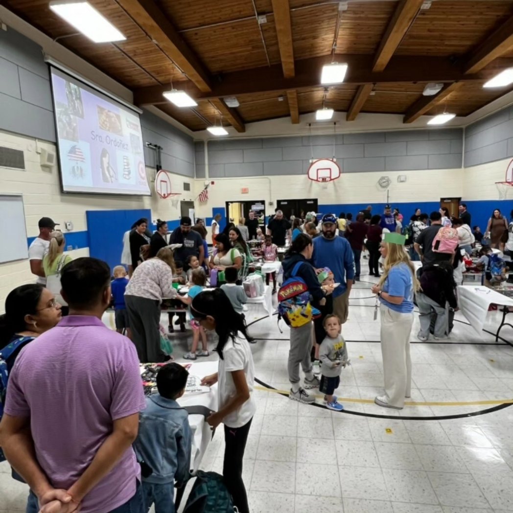 HanoverHuskies's tweet photo. It was great to see our kindergarten families this morning for their first day of school! #54FirstDay @D54schools https://t.co/c4TfsL0HY1