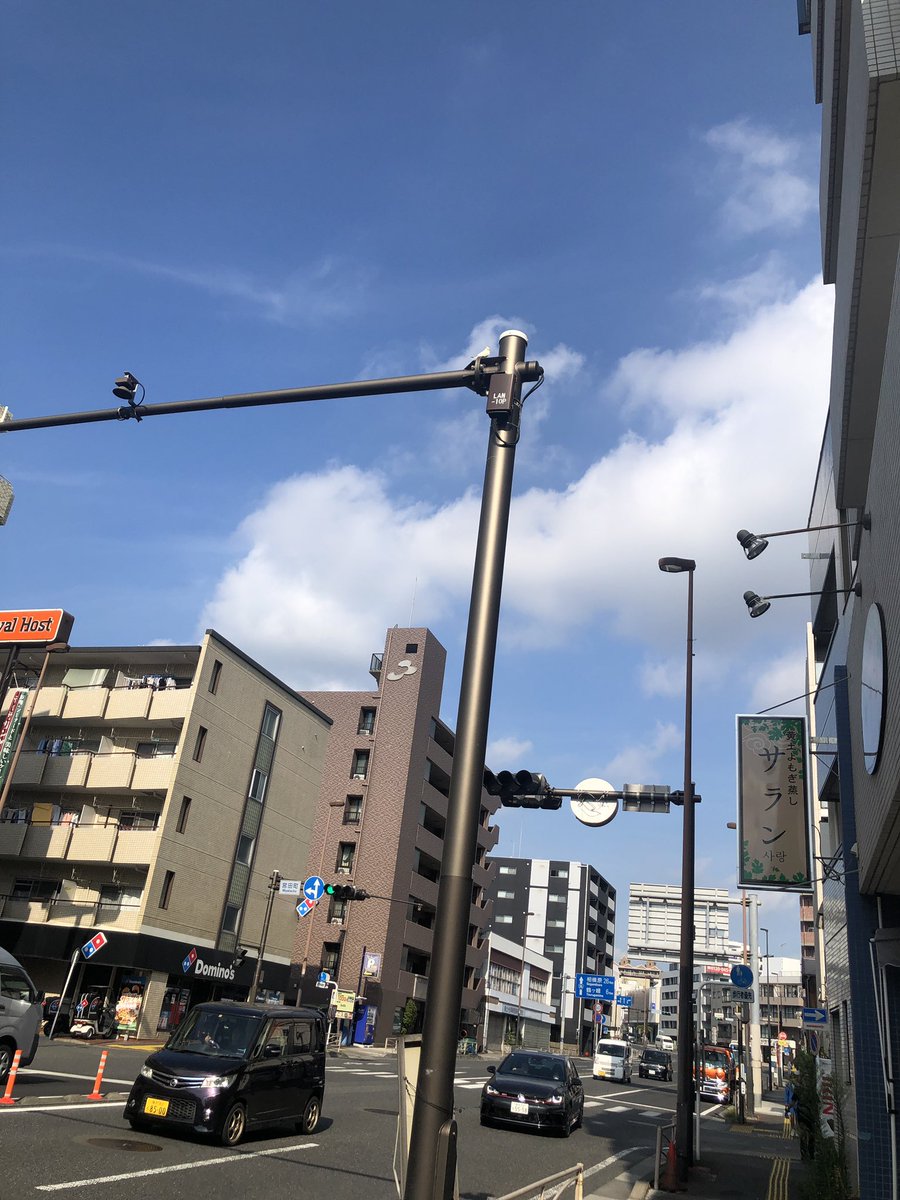 kuchan56's tweet photo. 2023年8月29日　午前8時頃
横浜市保土ヶ谷区天王町、松原商店街付近で、ルチノーのオカメインコのロストを発見しました。
呼びなき動画で誘ってますが降りてきてくれません。
飼い主様のもとに情報が届きますように。

#拡散希望
#迷い鳥
#オカメインコ
#ロスト
#ルチノー https://t.co/Fc5SbMWrw4