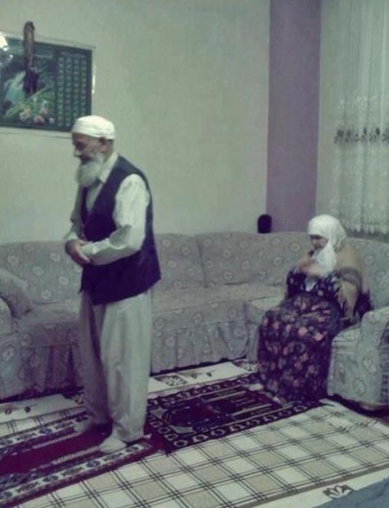 ربنا هب لنا من أزواجنا وذرياتنا قرة أعين واجعلنا للمتقين إماما 

Rabbanā hab lanā min azwājinā waḏurriyyātinā qurrata aʿyunin wa-jaʿalnā lilmuttaqīna imāmā

Our Lord, give us joy in our spouses and offspring. Make us good examples to those who are aware of You
