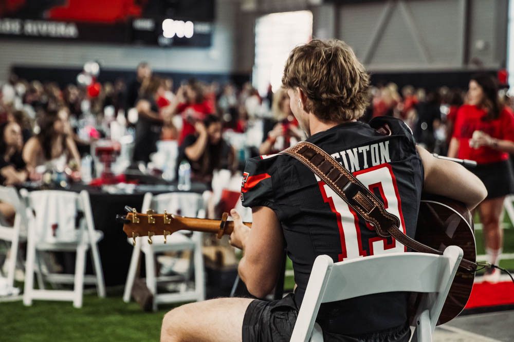SportsDayHS's tweet photo. Midlothian Heritage alum Haydon Wiginton thought football was his future. 🔮

Then he picked up a guitar 🎸

📲: https://t.co/ZvPgaRa25f https://t.co/fl1sAOPgId