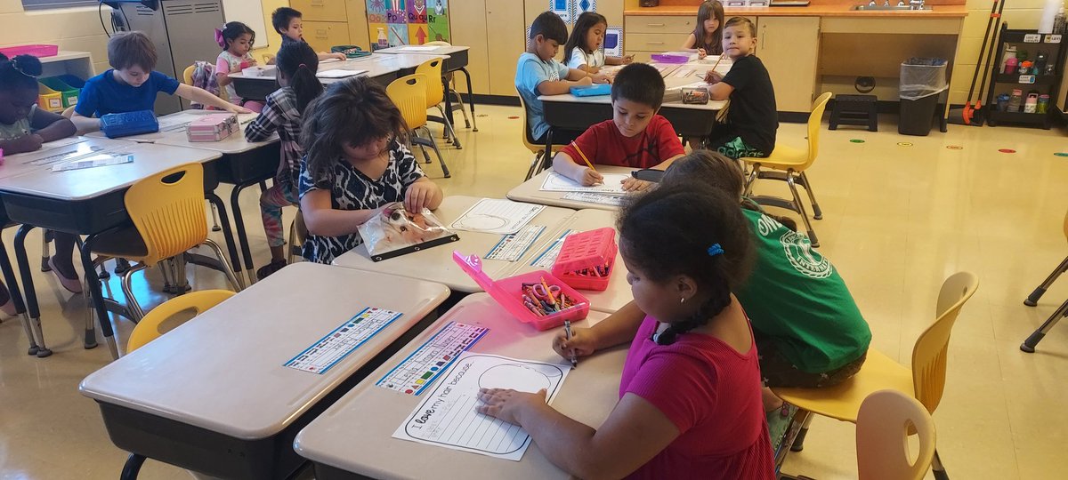 We worked hard on our self-portraits today and continued to learn about all the diversity in our room. So far, we have learned how to say "hello" in at least 4 languages from our classmates! #diversityisbeautiful #OneLinden #BigBlueOnTheMove