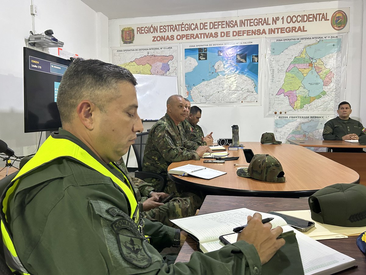 REDI10ccidental's tweet photo. #Entérate🗣️ El Alm. Alejandro Rafael Díaz Espinoza, Cmdte de la @redioccidental presidió reunión con los directores de los organismos de seguridad ciudadana, con el fin de tratar temas sobre el reforzamiento de la seguridad y así mantener bajo el índice delictivo del país. https://t.co/FCjlpfcGg0