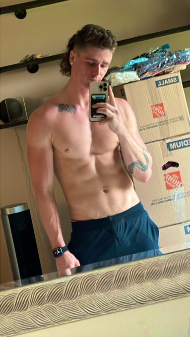 Watch Travis's leaked NSFW photo on TwXstars