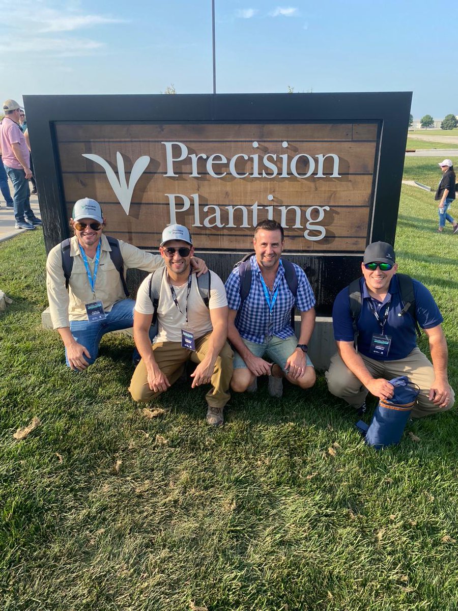 NicoRidley's tweet photo. Recorriendo el #PTIFARM en #Pontiac con el equipo de #MSU. Aprendimos mucho de calidad de siembra... y también de pulverización!
@PrecisionPlant @PPlantingARG 
@gonzalo_borsini 
@MaxiV89 https://t.co/HiDSRE95gm