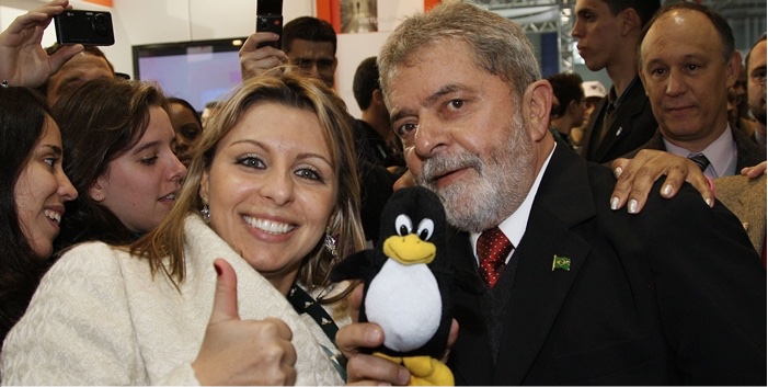 🇧🇷 Na data de hoje, mas em 2009, então em seu segundo mandato, o Presidente Lula defendeu, em pronunciamento num evento, o uso do software livre nas escolas e empresas públicas, e declarou que o software livre é uma importante ferramenta para a democratização do conhecimento.