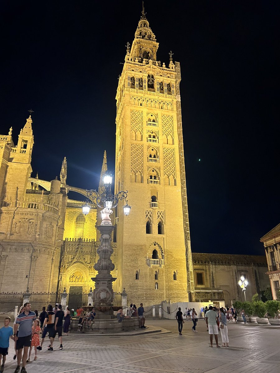 Mollkos's tweet photo. Day 236-239 of #365daysofwalking lots of walking in Seville Spain, a really lovely city. Day 1697-1700 of #1700daysofwalking #365crew https://t.co/jsyjfhIKlo