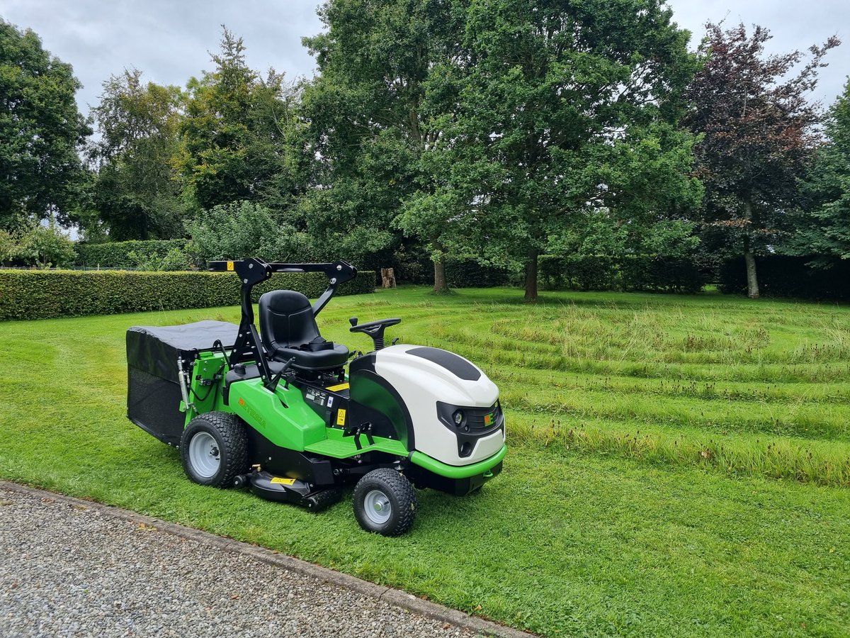 grassmachinery's tweet photo. @EtesiaUK Hydro 100 delivery today, by far the best Grass collector on the market #lawnmower #landscape https://t.co/JUleTLtoYb