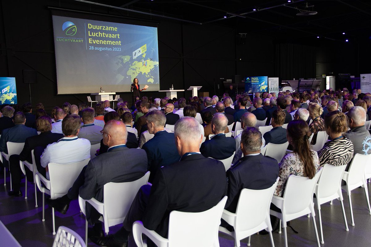 Vanmiddag waren onze bestuurders aanwezig bij het Duurzame Luchtvaart Evenement op <a href="/Vliegveld_Teuge/">Luchthaven Teuge</a> met o.a. minister <a href="/markharbers/">Mark Harbers</a> en meteoroloog Gerrit Hiemstra.