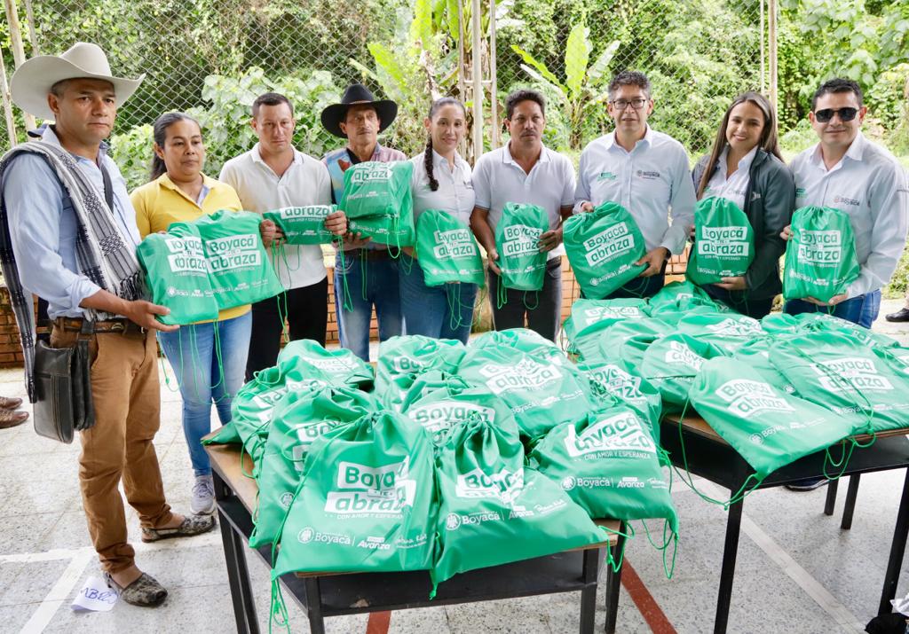 Tenemos a la gente de Pajarito en el corazón, y con acciones concretas los respaldamos.

✅️Enviamos maquinaria para habilitar vía alterna Curisí-Los Alpes- Magavita- casco urbano de Pajarito.

✅️Traemos 244 kits escolares para nuestros niños y niñas, y 700 kits de ayudas