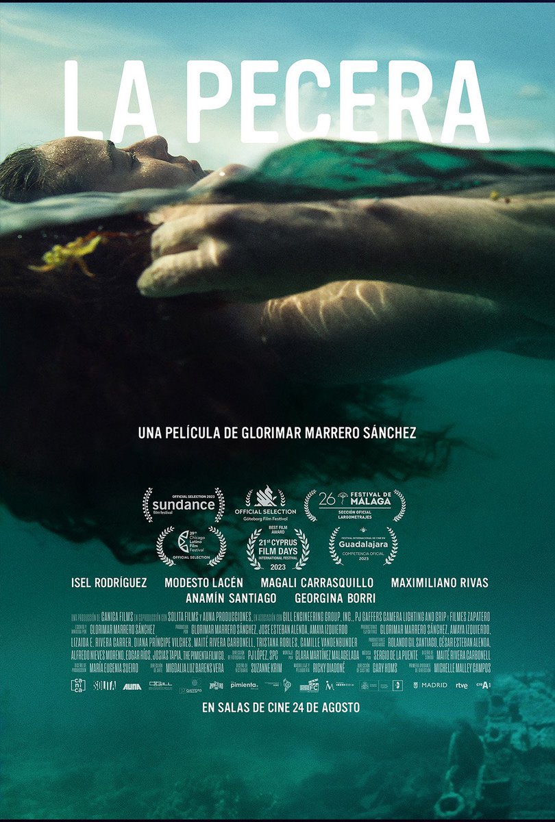 denismarquezpip's tweet photo. El domingo fui a ver la película puertorriqueña La Pecera. Es una gran película donde la angustia y el sufrimiento personal de la terrible enfermedad del cáncer esta presente, como también la conciencia social de las décadas de bombardeo por parte de la Marina de Guerra de los EE.UU. a Vieques, las consecuencias de ese nefasto bombardeo en la salud de los viequenses, la irresponsabilidad histórica del gobierno de los EE.UU. de cumplir con el deber de limpiar las zonas contaminadas, presente la lucha del pueblo viequense por la limpieza, el recuerdo y homenaje de la pérdida de su luchadores junto a la indignación constante contra el imperio.

Es una película donde el mensaje, el discurso, la fuerza y las convicciones son por mujeres de diversas generaciones. Este largometraje está acompañado de dolor físico que te arropa, te estremece y te recuerda como la epidemia del cáncer nos ha tocado a todos y todas en esta isla. Es ver, escuchar a una joven mujer proyectarnos ese sufrimiento con una soberbia actuación de Isel Rodríguez, es conmovernos con el tierno, pero fuerte y poderoso amor de madre e hija, que vence en el recorrido de la película, para dejarnos con esas miradas, esos abrazos, esa entrega, ese amor y compromiso, unido con un respeto a la libertad humana sobre su presente y futuro en la vida. Es también naturaleza, playas preciosas que sirven de oasis al dolor, pero que en su fondo están las causas de tanto sufrimiento individual y colectivo. Es también Puerto Rico con sus amores y sufrimientos. Tienen que ir a verla, enhorabuena y felicidades a #lapecerapelicula Glorimar Marrero Sánchez, Isel Rodríguez y todo el reparto y equipo de producción.