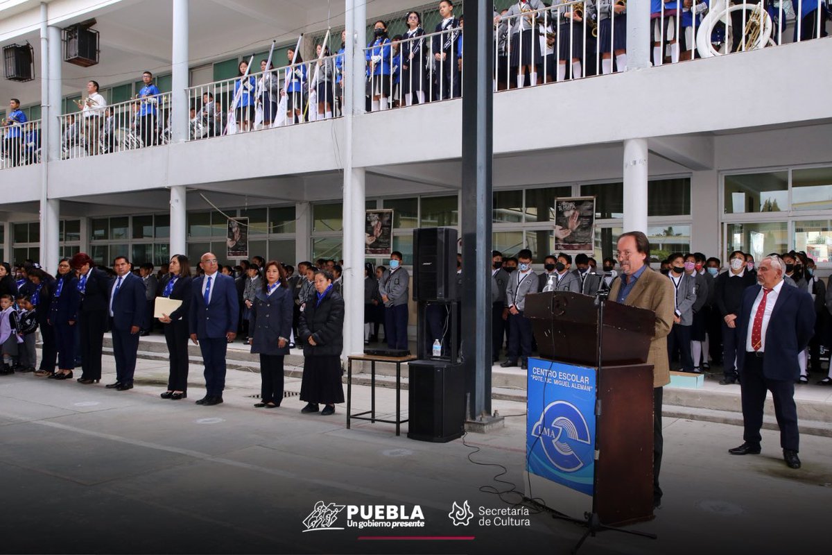 CulturaGobPue's tweet photo. #UnGobiernoPresente | En representación del gobernador @SergioSalomonC, el secretario @enriqueglockner encabezó la ceremonia de inicio del #CicloEscolar 2023-2024 en el Centro Escolar Presidente Licenciado Miguel Alemán #CELMA, en San Pedro Cholula. 

El @Gob_Puebla mantiene su compromiso en el fortalecimiento de la educación.