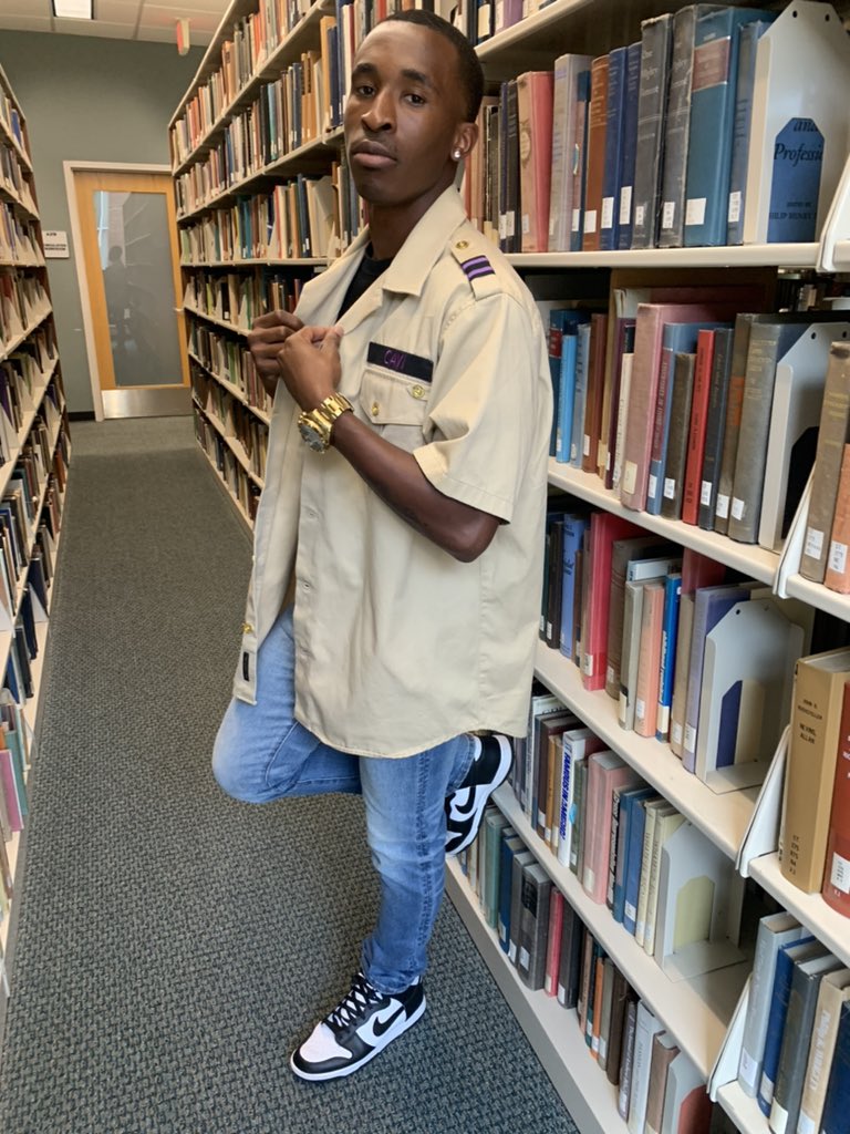 jaybehumble's tweet photo. Youngin’ always held his own, felt like I’m way overdue for props….🚶🏾‍♂️ #LastFirstDay #SeniorStatus #G4B🖤 https://t.co/LTIP4JndHm