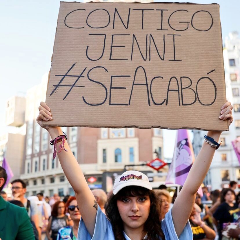 LibrsyCombativs's tweet photo. No es un pico, es una agresión.

Así respondemos las feministas combativas ante la violencia machista y la despreciable cultura de la violación 👏🏽 #RubialesBaboso 

Querían que el caso #RubialesAgresor quedara tapado y olvidado en un par de días, pero no lo permitiremos. https://t.co/a7flRoxWS3