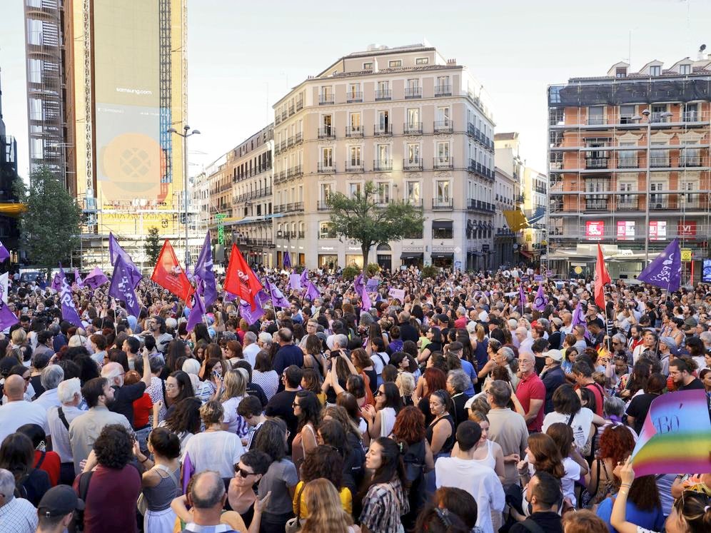 LibrsyCombativs's tweet photo. No es un pico, es una agresión.

Así respondemos las feministas combativas ante la violencia machista y la despreciable cultura de la violación 👏🏽 #RubialesBaboso 

Querían que el caso #RubialesAgresor quedara tapado y olvidado en un par de días, pero no lo permitiremos. https://t.co/a7flRoxWS3