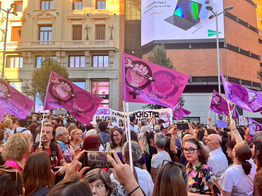 LibrsyCombativs's tweet photo. No es un pico, es una agresión.

Así respondemos las feministas combativas ante la violencia machista y la despreciable cultura de la violación 👏🏽 #RubialesBaboso 

Querían que el caso #RubialesAgresor quedara tapado y olvidado en un par de días, pero no lo permitiremos. https://t.co/a7flRoxWS3