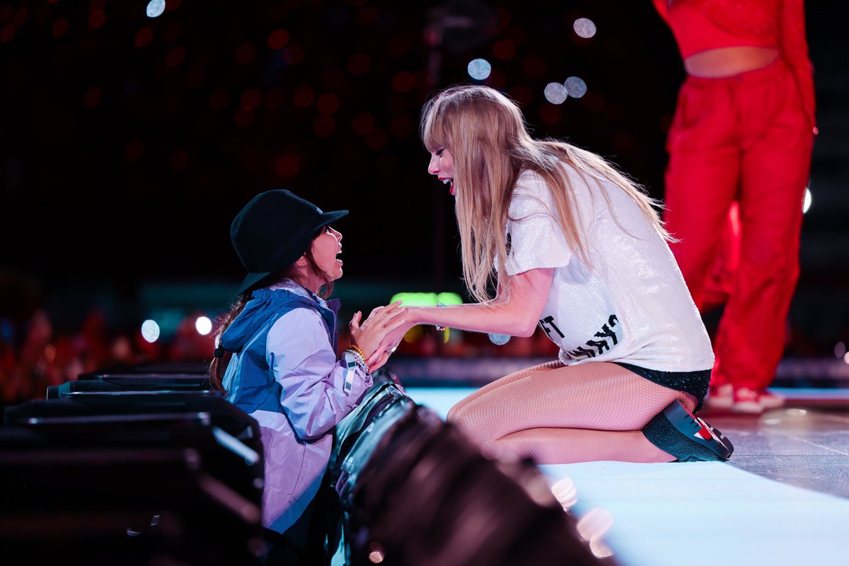📸 What an adorable moment forever memorialized for this young Swiftie! #MexicoCityTSTheErasTour (via gettyimages)