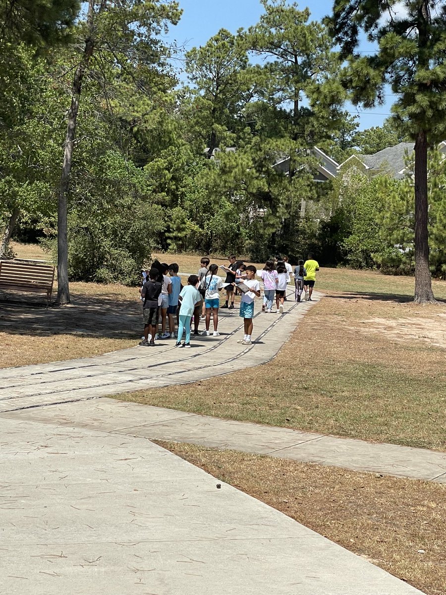 Finding living things to build a food web from! #WeAreLakeshore <a href="/HumbleISD_LSE/">Lakeshore Elementary</a>