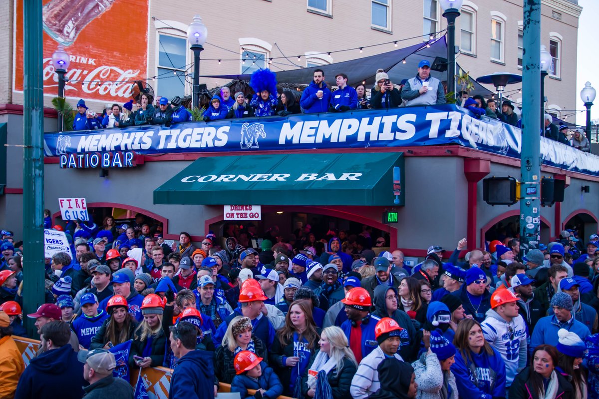 TigersAthletics's tweet photo. 𝙏𝙞𝙜𝙚𝙧𝙨 𝙞𝙣 𝙩𝙝𝙚 𝘾𝙞𝙩𝙮

In 2019, Memphis fans took over the city when College GameDay came to town. Thousands of fans made their way to Beale Street for the GameDay show &amp; 59,000 fans cheered the Tigers to victory in a 54-48 win over SMU!

#GoTigersGo | #901Football https://t.co/RgIbqxPu4e