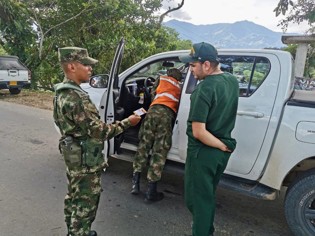 Ejercito_Div6's tweet photo. Mediante puestos de control, el Batallón Especial, Energético y Vial Nº19 da a conocer a la comunidad de Puerto Rico #Caquetá, la campaña que busca desarticular los grupos armados al margen de la ley a través del programa de sometimiento a la justicia. #SiempreFirmes https://t.co/SCI654gUtg