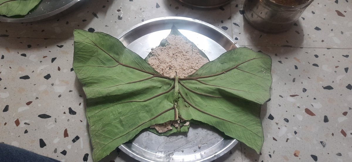 teatattler's tweet image. The one made with broken &amp;amp; halved leftover leaves looked like a butterfly before folding 🤭

#Pathrado #KonkaniCuisine #GSBCuisine
