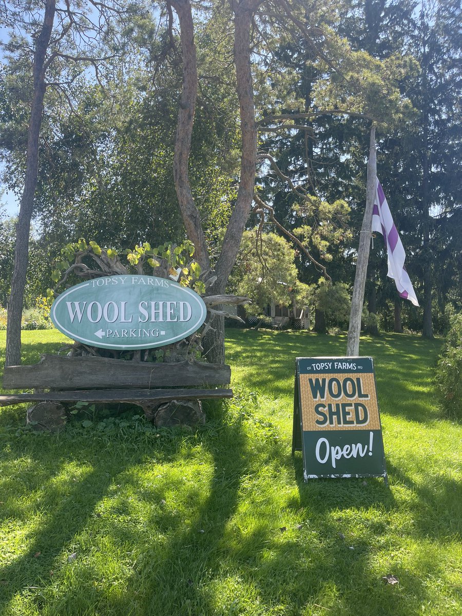 nejsnave's tweet photo. DYK? The flag that flies over Topsy Farms is the Two Row Wampum flag. Background: https://t.co/3rIhwzCn5A #tworowwampum https://t.co/zPDPDQBZTC