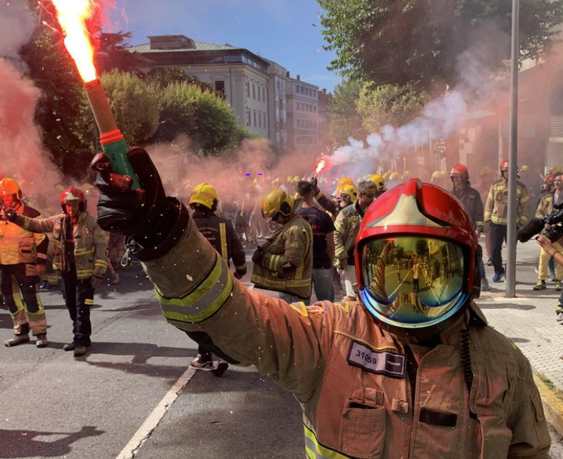 MarinoPatxi's tweet photo. ¿A quien BENEFICIA un Servicio de Bomberos competente, fuerte y que no esté en huelga?

✅Al niño/a atrapado/a en un incendio en su casa. 
✅La señora atrapada en un coche tras un accidente de tráfico.
✅Un trabajador cuya pierna quedó atrapada en una maquina en su taller.
✅La familia que esta viendo arder su casa y no la quiere perder.

Todos ellos se benefician!!!!!

Necesitan un servicio de Bomberos en plenas facultades, sin parques cerrados, con personal, con equipos y materiales plenamente operativos.
