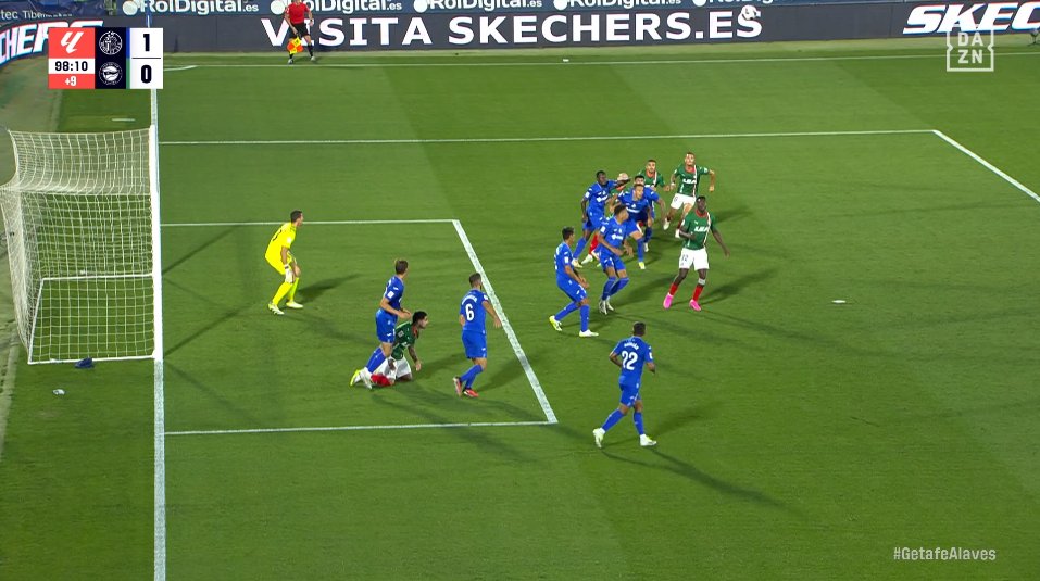 📺💥 Incomprensible lo de Prieto Iglesias en el VAR del Getafe - Alavés.

👉🏻 Djené, con el brazo abierto, golpea la cara de Guridi dentro del área.

▪️ Acción IDÉNTICA al penalti señalado minutos antes a favor del Getafe.

❌ ES PENALTI.