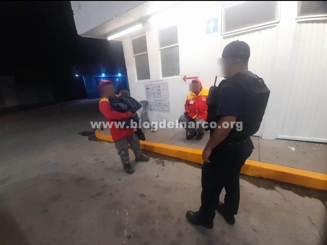 blogdelnarcomex's tweet photo. Sujetos armados privaron de la libertad a una pareja, los asesinaron y los abandonaron en un camino de terracería en Cuerámaro, Guanajuato, la pareja iba acompañada de su bebé de tan solo seis meses de edad.

Tiempo después la pareja apareció sin vida en un camino de terracería de la comunidad de La Soledad que conduce a la comunidad de La Sarteneja, el hombre no fue identificado pero la mujer es Ana Laura, reportada como desaparecida.

La Fiscalía del Estado de Guanajuato reportó que la bebé Cristina Iliana que los sujetos armados se llevaron junto con la pareja, era su pequeña hija, al parecer este grupo de hombres se apiado de la pequeña y la abandonó afuera de un Oxxo de una gasolinera.

Los despachadores de las bombas observaron un porta bebe en donde estaba la pequeña por lo que le prestaron ayuda y notificaron a las autoridades resguardándola hasta que estos llegaron.

El alcalde de Cuerámaro informó que la bebé fue entregada a su abuelita.

Sobre la pareja se informó que al ser localizados notaron que fueron víctimas de tortura antes de ser asesinados con armas de fuego, algunos mencionaron que tenían el llamado tiro de gracia, se supo que los llevaron caminando hasta donde encontraron los cuerpos y ahí cometieron el crimen, tenían lodo en sus zapatos y había algunas huellas por lo que dedujeron lo anterior.

A la sociedad en general, se le recomienda no mezclarse en actos ilícitos que les robe su tranquilidad y la de su familia, trabajen y a base de esfuerzo y sacrificio lograran una mejor vida, el dinero fácil no existe, muchas veces los Carteles ni siquiera les pagan y lo que llegan a pagar incluso llega a ser menor a lo que podrían ganar de manera honesta, cuando llegan a tener dinero, ni quiera lo disfrutan ya que tienen que cuidarse del grupo contrario en todo momento, no duermen bien, no comen bien, tienen delirio de persecución, etc. y siguen viviendo en la miseria. 

La vida mafiosa solo tiene dos salidas, la muerte o la cárcel, en el mejor de los casos.

Recuerden que no se llevan solamente la persona que anda en malos pasos, sino incluso su familia y quien en ese momento se encuentre con ellos se va, piénsenlo bien antes de enrolarse en esta mala vida, mientras ustedes se matan los patrones se esconden. https://t.co/uMDT69SQLv