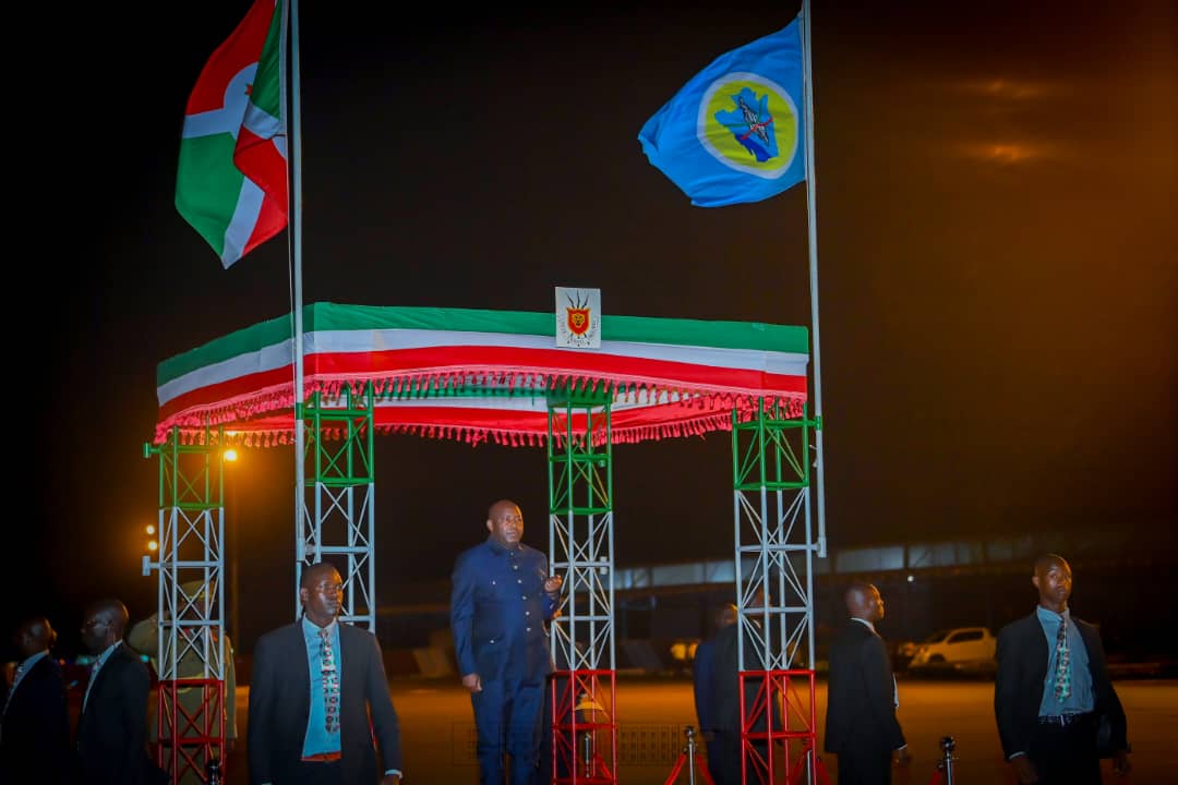 NtareHouse's tweet photo. Arrivée de S.E @GeneralNeva, Président de la République du #Burundi et Président en exercice de la @jumuiya, à l'aéroport international Melchior Ndadaye dans la soirée de ce 28 août 2023, au retour de sa visite de travail effectuée en #RDC. https://t.co/g5ahuCMFUG