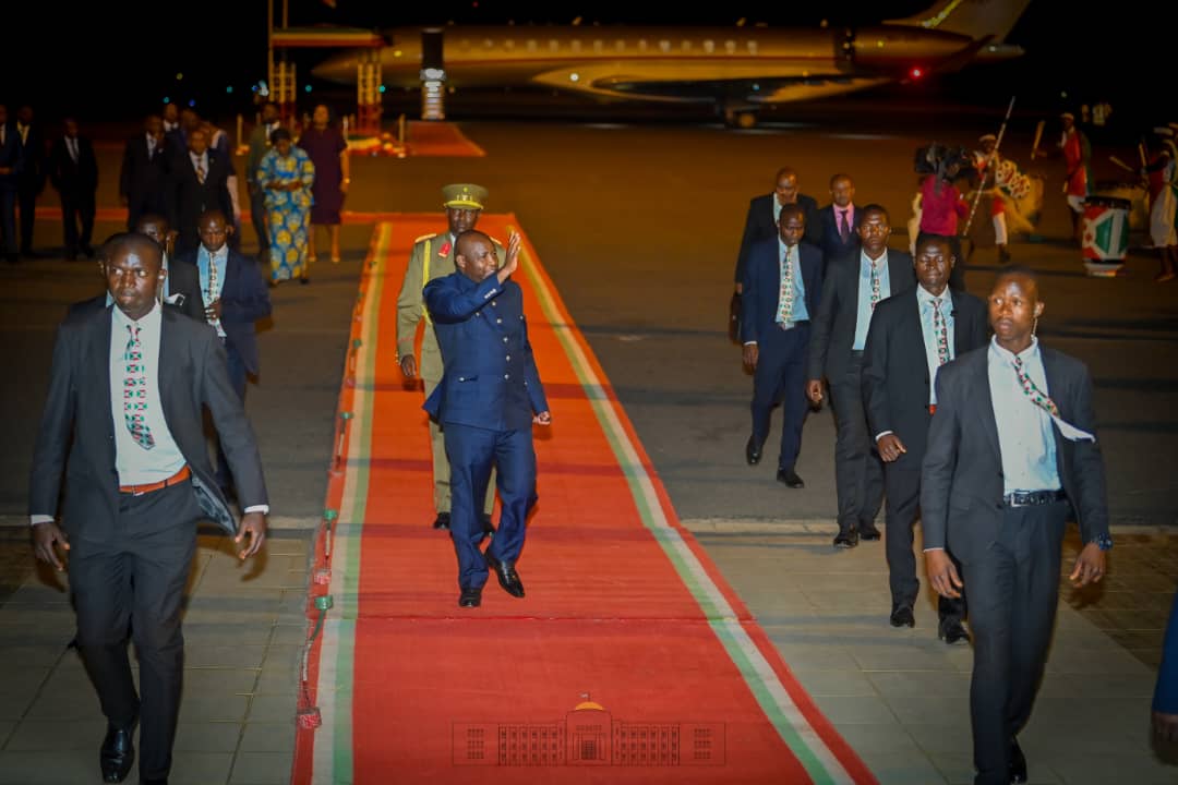 NtareHouse's tweet photo. Arrivée de S.E @GeneralNeva, Président de la République du #Burundi et Président en exercice de la @jumuiya, à l'aéroport international Melchior Ndadaye dans la soirée de ce 28 août 2023, au retour de sa visite de travail effectuée en #RDC. https://t.co/g5ahuCMFUG