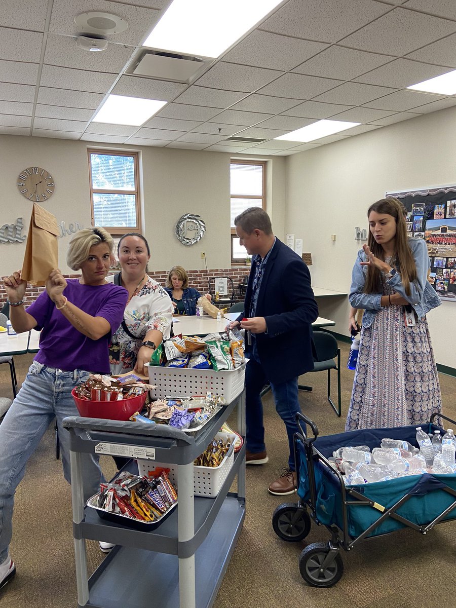 SCI_PTO's tweet image. The first snack cart of the year was a huge hit. We love spoiling the amazing SCI staff. We couldn’t do it without you and all the amazing donations. Thank you for every donation.