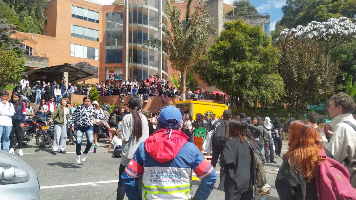 personeriabta's tweet photo. #AEstaHora La @personeriabta, a través del grupo #GAEPVD hace seguimiento a las marchas que se desarrollan en varios puntos de #Bogotá.  Somos garantes tanto del derecho a la protesta como del derecho a la movilidad de los habitantes de la ciudad. 

#GuardianesDeTusDerechos https://t.co/Xh54KKqwBA