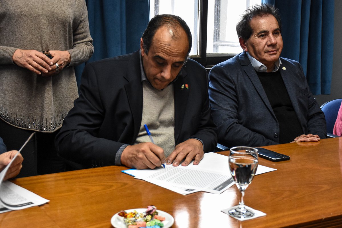 AgCbaCultura's tweet photo. ✍🏻 Firmamos un convenio de colaboración con la Agrupación de Veteranos de Guerra de Malvinas y Atlántico Sur, para que tengan una mayor accesibilidad a la cultura de Córdoba. https://t.co/ANkwCNouxi