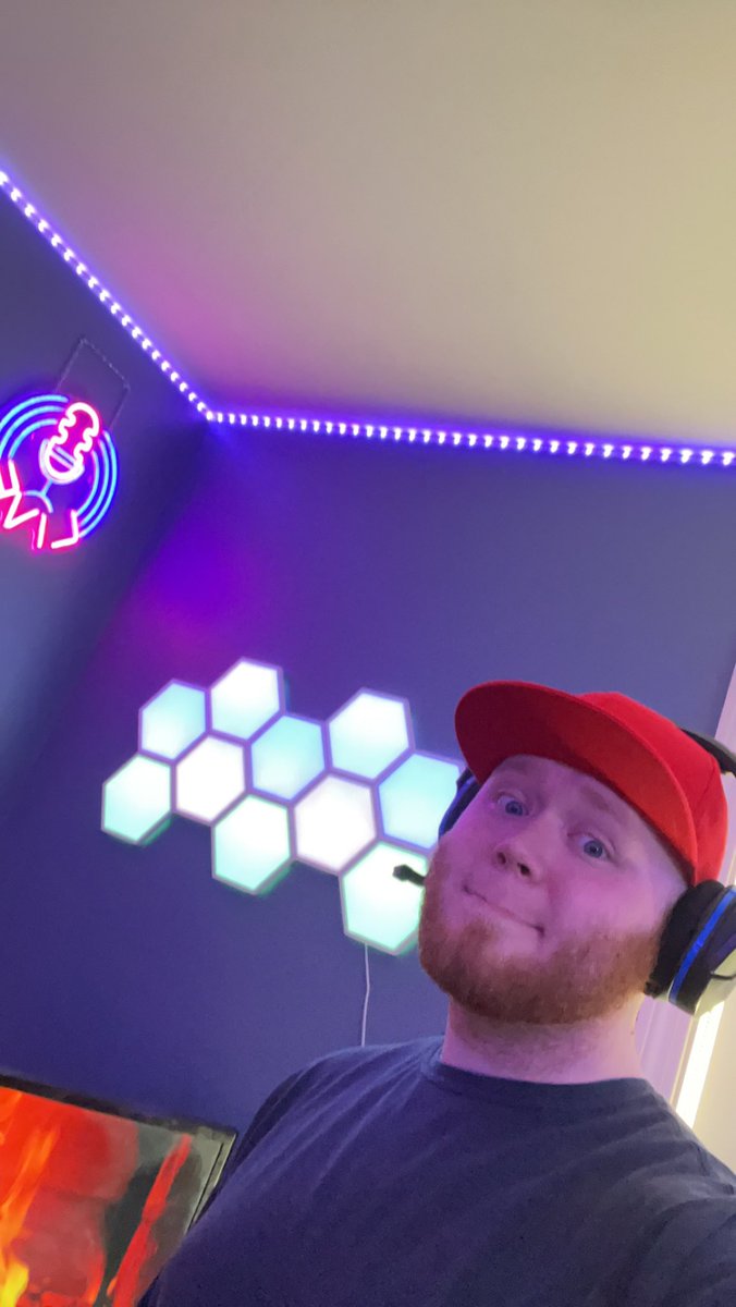 cBirkzz's tweet photo. Monday is in FULL swing!!! 

Come catch a vibe w the Birkznation &amp; Team Vibes! Games &amp; Blunts for the afternoon! 

https://t.co/pOaWFeXi54

#KickFam #KickGang #Live https://t.co/uw8DPC35tP
