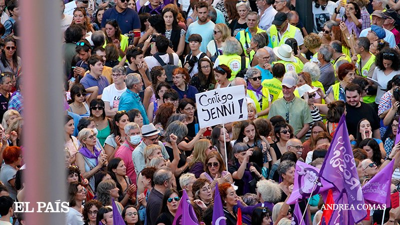 elpais_foto's tweet photo. La manifestación feminista contra Luis Rubiales repartida por España, en imágenes

🔗https://t.co/hW84mmmgDY

Este lunes se ha celebrado una concentración en apoyo a Jennifer Hermoso, tras lo ocurrido con el presidente de la Real Federación Española de Fútbol

📸Andrea Comas https://t.co/BV0IDdaX1u