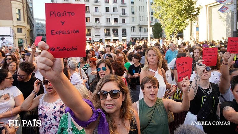 elpais_foto's tweet photo. La manifestación feminista contra Luis Rubiales repartida por España, en imágenes

🔗https://t.co/hW84mmmgDY

Este lunes se ha celebrado una concentración en apoyo a Jennifer Hermoso, tras lo ocurrido con el presidente de la Real Federación Española de Fútbol

📸Andrea Comas https://t.co/BV0IDdaX1u