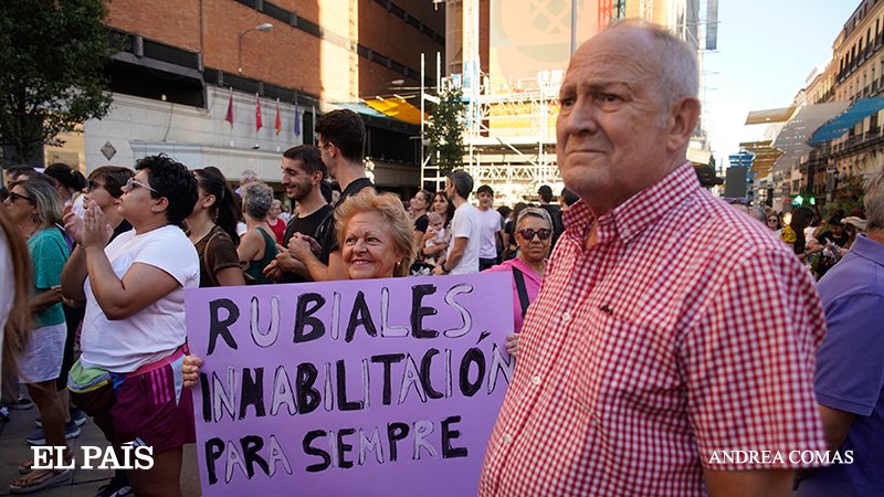 elpais_foto's tweet photo. La manifestación feminista contra Luis Rubiales repartida por España, en imágenes

🔗https://t.co/hW84mmmgDY

Este lunes se ha celebrado una concentración en apoyo a Jennifer Hermoso, tras lo ocurrido con el presidente de la Real Federación Española de Fútbol

📸Andrea Comas https://t.co/BV0IDdaX1u