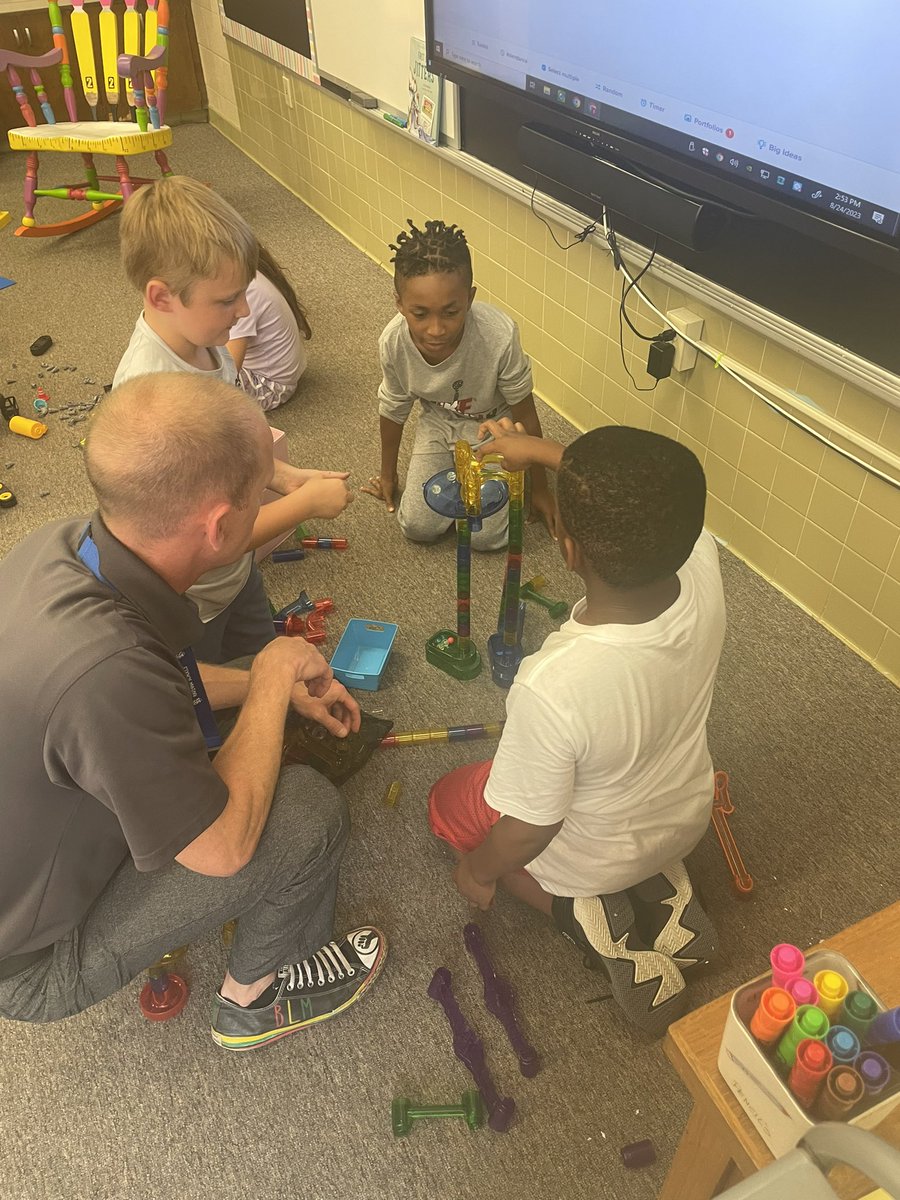 MrsShea_'s tweet photo. It’s always a great day when our principal gets out to play! 💭 https://t.co/2oGo6wqBSB