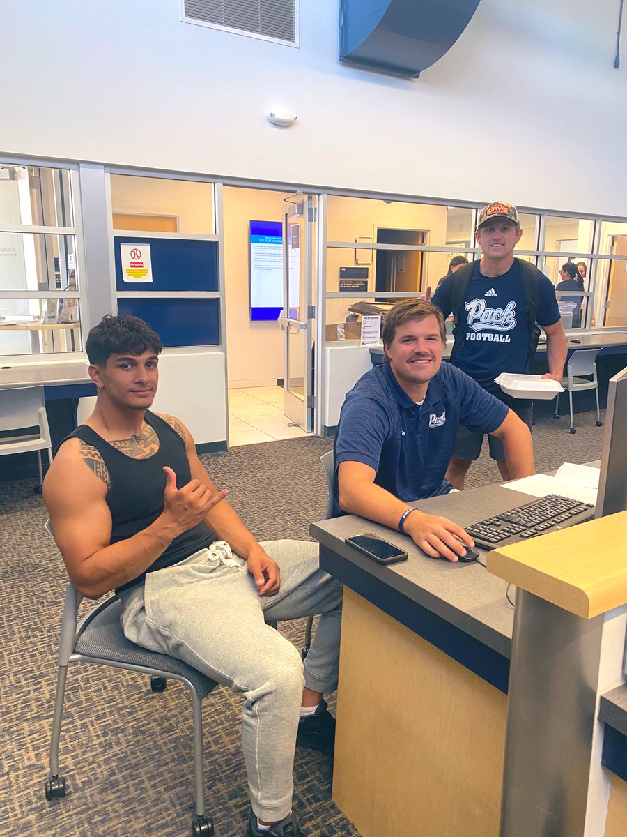 Pack_Academics's tweet photo. First day of school vibes!📚🤓✏️
•
•
•
All of your advisors are here &amp; excited to help with any first week of school questions or concerns you might have! #GoPack 🐺🤘🏼

Come say hello! 👋🏼 https://t.co/vZRhaTt4M2