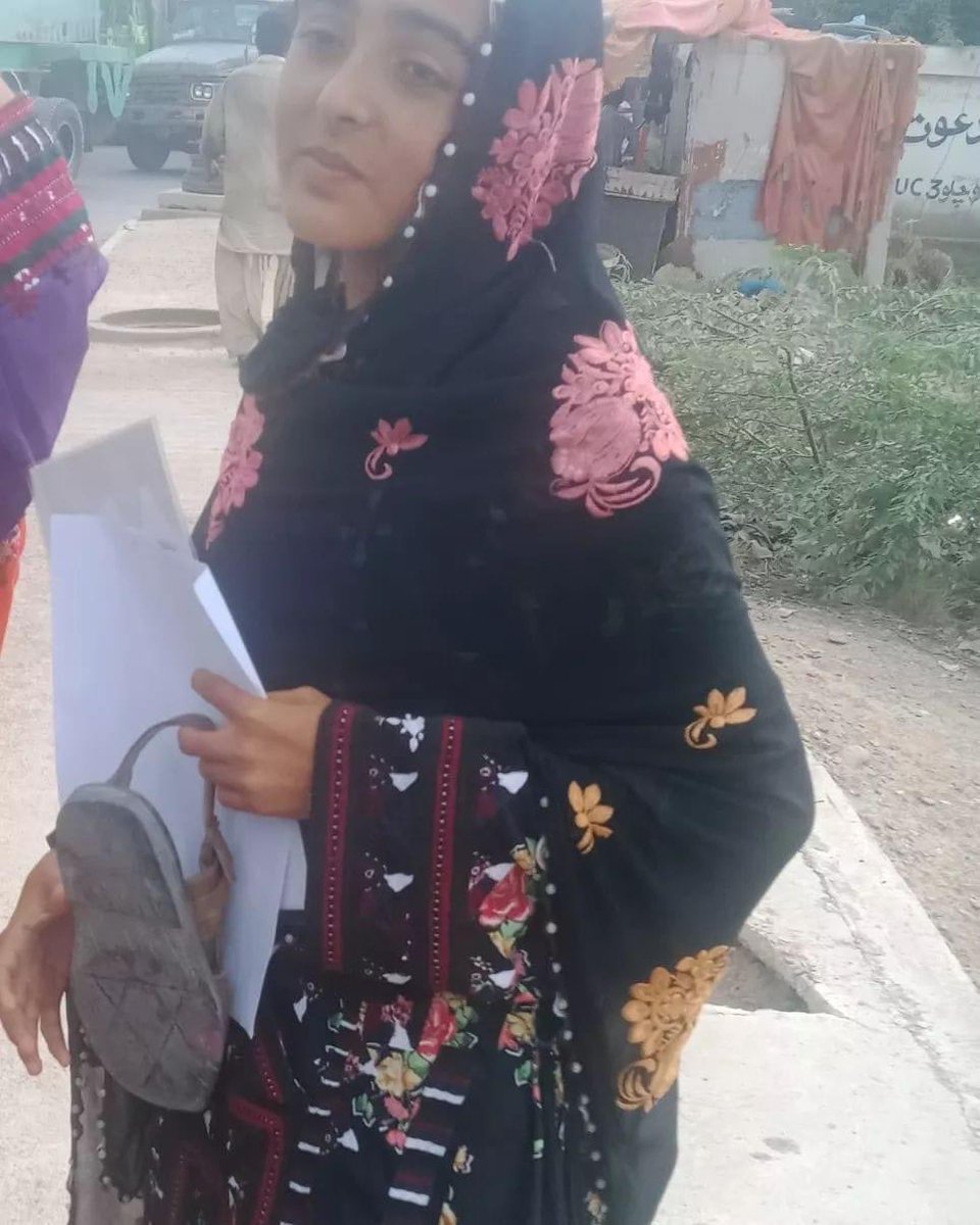 کچھ تصویریں ایسی ہوتی ہیں کہ اُنہیں بیان کرنے کے لیے لفظوں کی ضرورت نہیں پڑتی ۔۔۔

#ReleaseDadShahBaloch