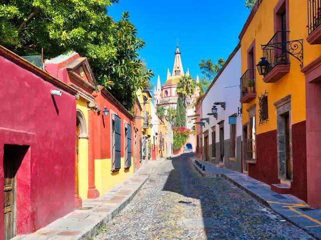 The city of San Miguel de Allende sits on major quartz crystal deposits, so it’s called “Magic Pueblo.” Spectacular underground mines and water ways sparking with the brightest of rose quartz crystals in bursts of beautiful.