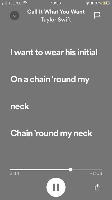 Voy a seguir usando su inicial en mi pulsera hasta que se digne a regalarme un collar con ella tal como