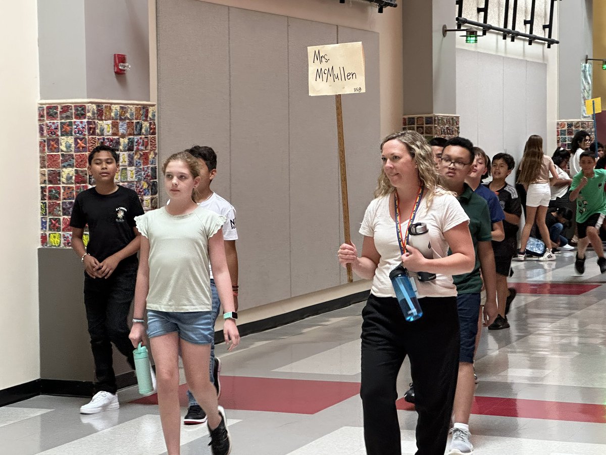 APSKenmore's tweet image. First Day at Kenmore!  Helping students find their way, reviewing safety expectations, getting started and lunch!