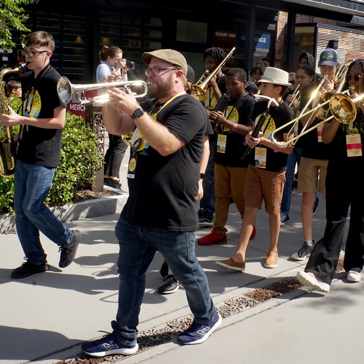 SavMusicFest's tweet image. Wishing the happiest of birthdays to SMF Jazz Academy Music Director Benje! 🎂 Here he is leading a second line of #SMFJazzAcademy students on the grounds of Trustees' Garden and enjoying the #FunZone with his family during #SMF2023.