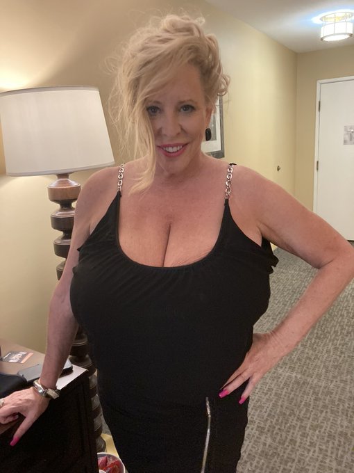 On my way to physical therapy today. I have to go back on Wednesday. https://t.co/jXqE2Y7HHA<a href="/tag/lasvegas"class="tags"><span>#lasvegas</span></a><a href="/tag/europedichan"class="tags"><span>#europedichan</span></a>